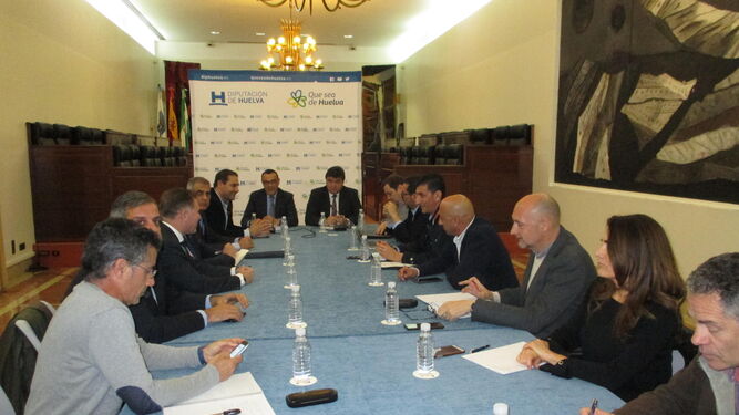 Imagen del encuentro mantenido ayer en la Diputación de Huelva bajo la presidencia de Cruz y Caraballo.