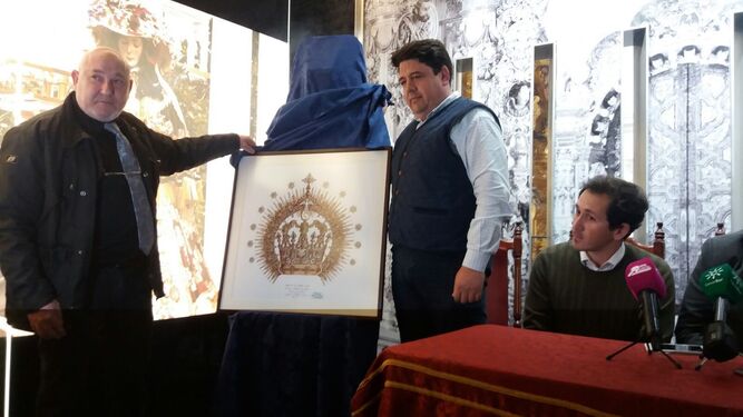 El boceto de la corona del centenario de la coronación canónica de la Virgen del Rocío fue presentado ayer.