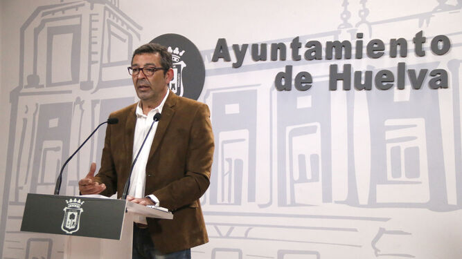 El concejal de Infraestructura y Servicios Públicos, Luis Albillo, ayer en la sala de prensa del Ayuntamiento.