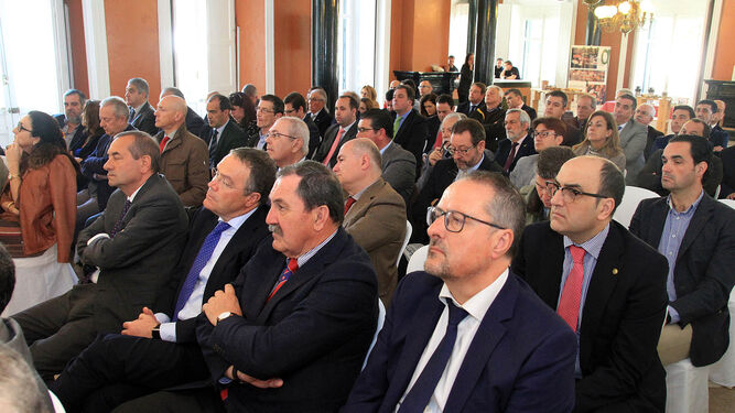 En primer plano, Gian Luigi Triboldi, de Decal y el director de la planta de la empresa en Huelva, Antonio Rodríguez.