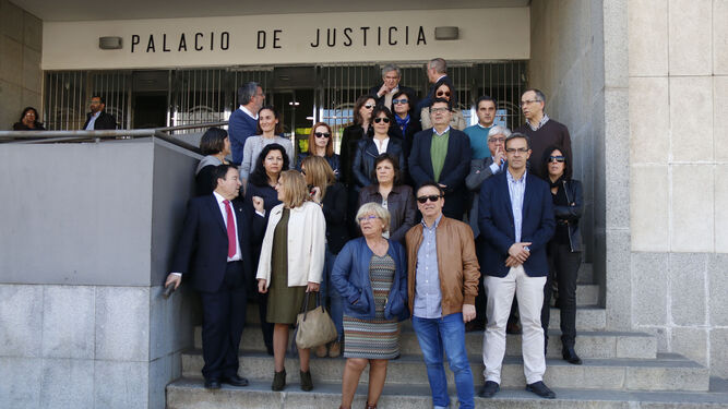 Una veintena de letrados de la administración de Justicia, respaldados por jueces y fiscales, concentrados ayer ante el Palacio de Justicia.