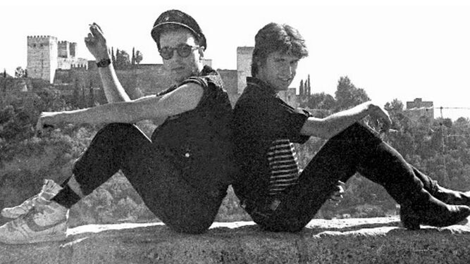 Joe Strummer posa junto a Antonio Arias frente a la Alhambra.
