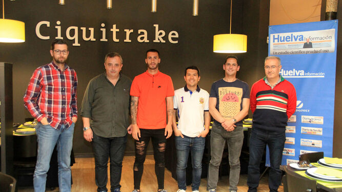 José Carlos Lazo posa junto a los integrantes de La Tertulia Deportiva de 'Huelva Información' y Carlos Ramírez, responsable de Ciquitrake.