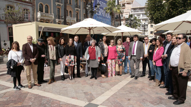 Autoridades y organizadores posan durante el acto inaugural de la 44 Feria del Libro de Huelva.