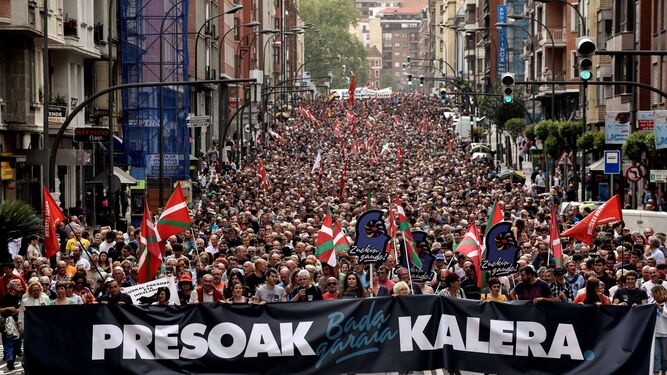 Manifestación por los derechos de los presos de ETA celebrada ayer por la tarde en en el centro de Bilbao.