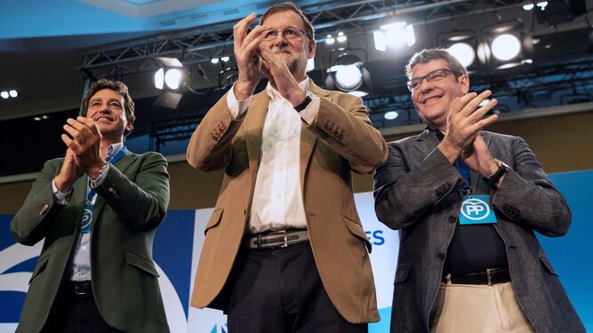 El presidente del Gobierno, Mariano Rajoy, flanqueado por el ministro Álvaro Nadal (dcha.) y el presidente del PP en Baleares, Biel Company, ayer en Palma.