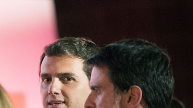 El ex primer ministro francés Manuel Valls (derecha), ayer en la entrega de premios de SCC junto a Albert Rivera.