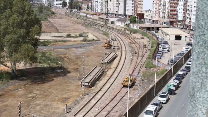 La antigua estaci&oacute;n de trenes de Huelva comienza a ceder su relevo