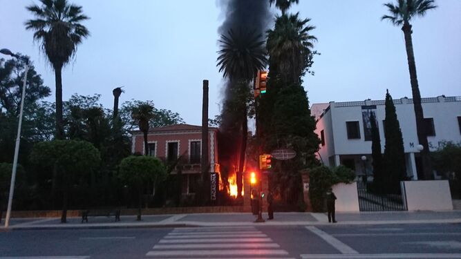 El incendio de un coche en el jardín de La Casona afecta a su fachada