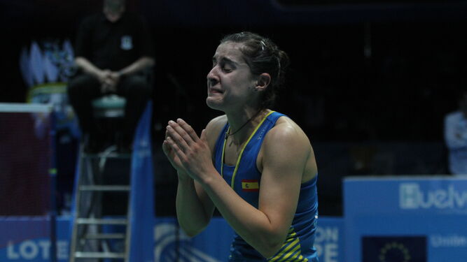 Carolina se lleva las manos a la cara emocionada tras conquistar su cuarto título europeo.