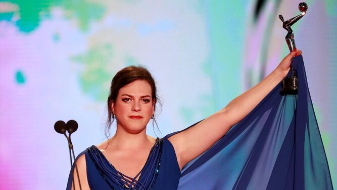 La actriz Daniela Vega recoge su premio por 'Una mujer fantástica'.
