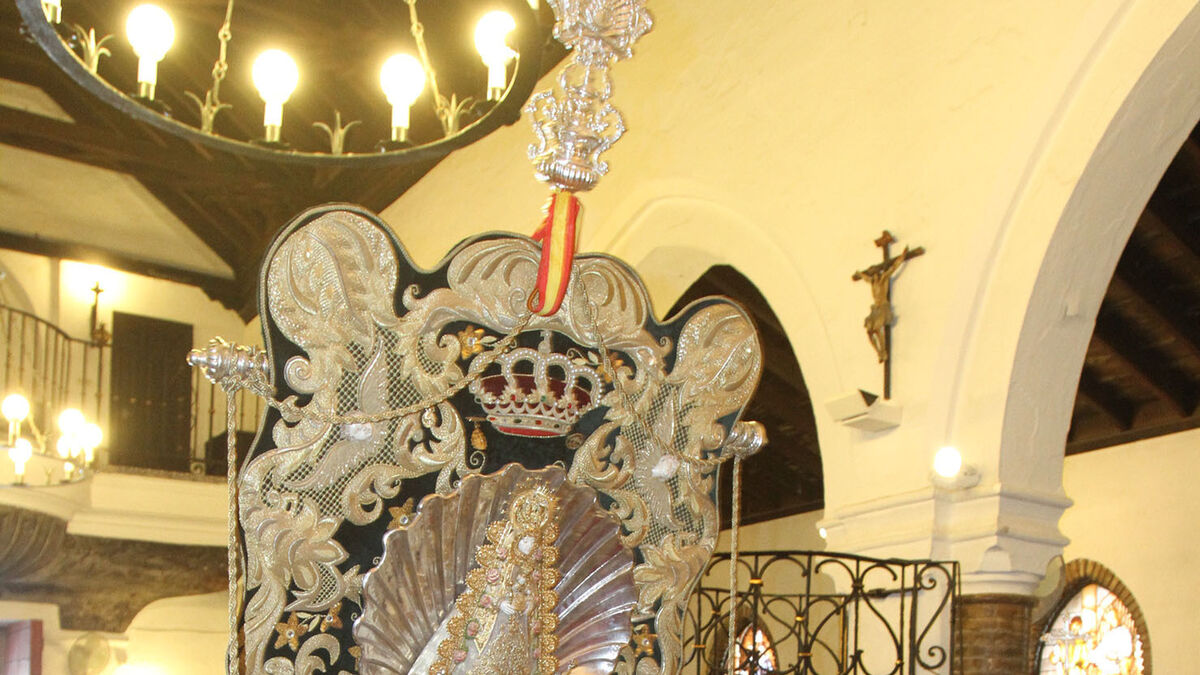 El Simpecado de la concha peregrina saluda a la Patrona de Huelva.