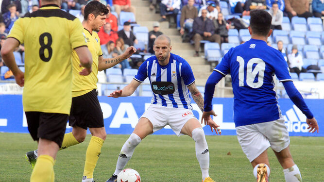 Iván Malón defiende ante un jugador del Écija.