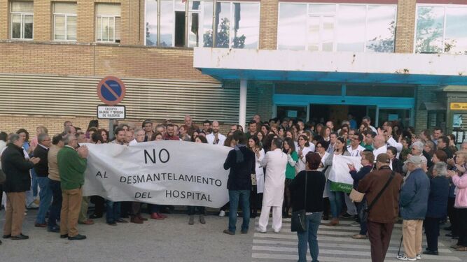 La concentración se celebró en la mañana de ayer ante la fachada principal del hospital.