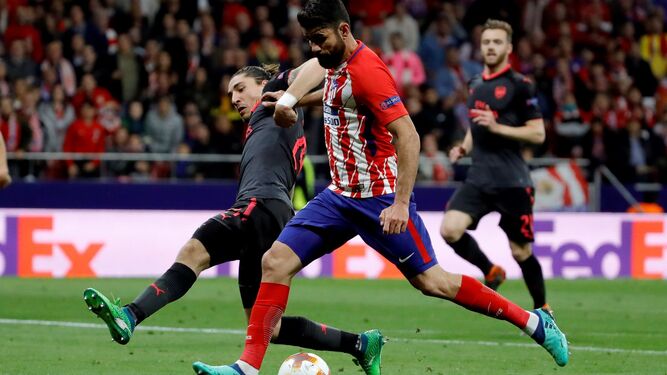 Diego Costa se dispone a ejecutar el primer gol del Atlético ante la débil oposición del lateral Bellerín.