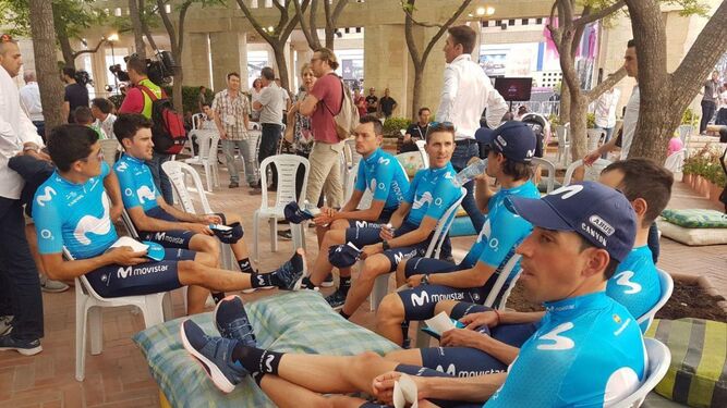 Los integrantes de la escuadra española Movistar esperan el momento de la presentación del Giro en Jerusalén.