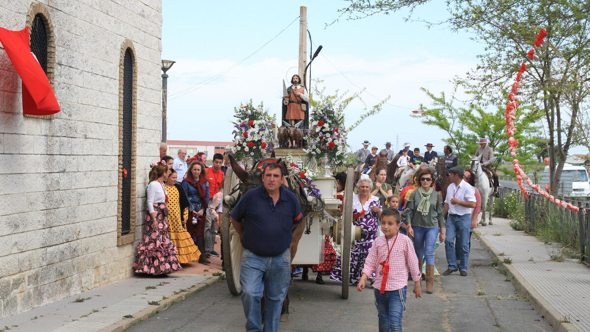 La carreta de San Isidro Labrador tirada por un mulo y conducida por el carretero, José Manuel Martín, durante su salida ayer por las calles del barrio de La Ribera.