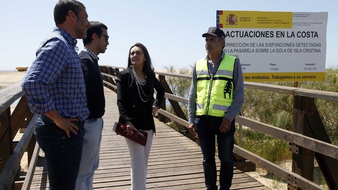 Visita de la representante de Gobierno de España a la costa de Isla Cristina en la mañana de ayer.