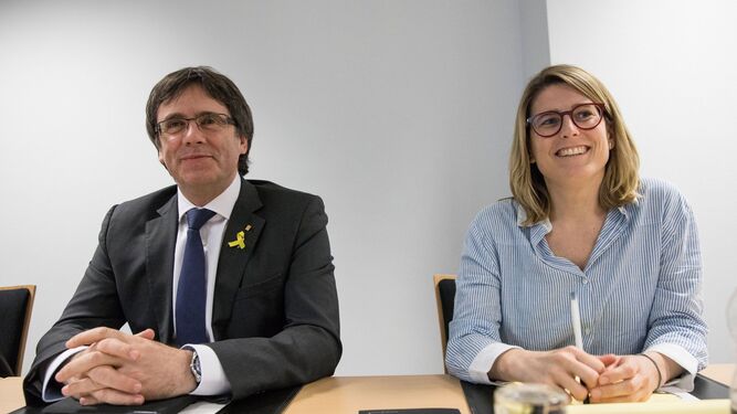 Puigdemont, el sábado en Berlín con la portavoz de su formación y posible candidata alternativa si él no es elegido 'president', Elsa Artadi.