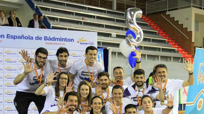 Los representantes del club de Huelva celebran su quinto título de campeón de España, el pasado 7 de abril.