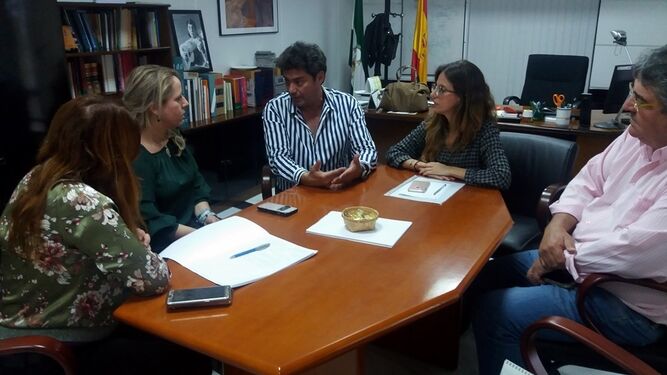Reunión del Ayuntamiento de El Almendro con la Delegación de Cultura.