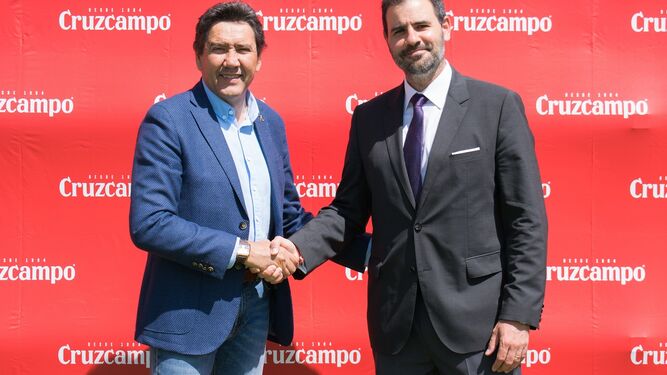 Manolo Zambrano y Borja Manso estrechan sus manos.