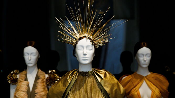 Fotografía de figuras de la exposición 'Heavenly Bodies: Fashion and the Catholic Imagination' (Cuerpos celestiales: Moda y la imaginación católica'.