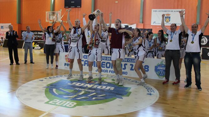Las jugadoras del Snatt's Femení Sant Adrià levantan la copa de campeonas.