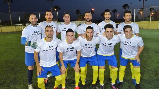 Los jugadores del Isla Cristina rindieron tributo a Pepe Acosta.