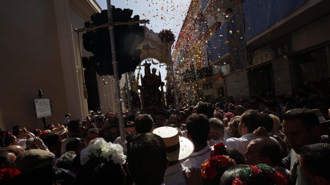 Petalada a la Virgen en su salida de la Parroquia de Santo Domíngo de Guzmán.
