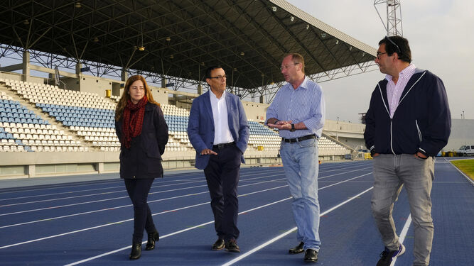 En el centro, Caraballo y Martínez Ayllón durante la visita al estadio.