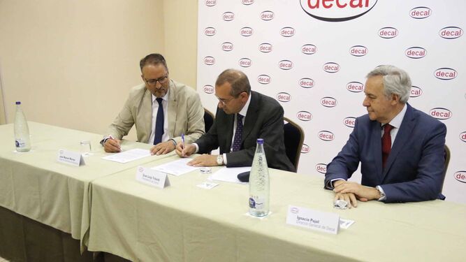 José Manuel Moreno, Gian Luigi Triboldi e Ignacio Pujol en la firma del convenio en la mañana de ayer.