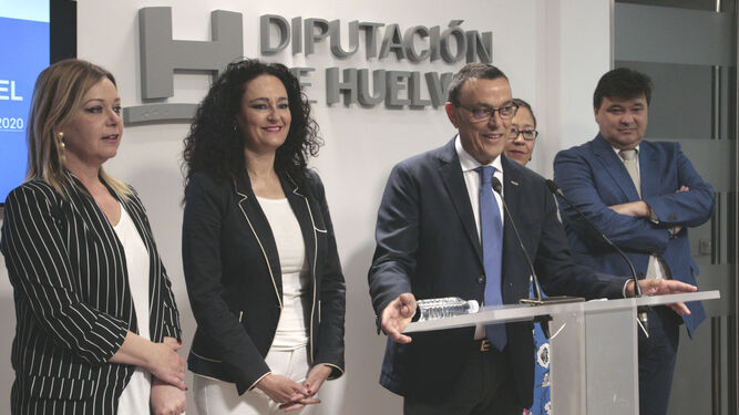Rocío Cárdenas, Lourdes Martín, Ignacio Caraballo, Aurora Águedo y Gabriel Cruz, ayer, en la Diputación.