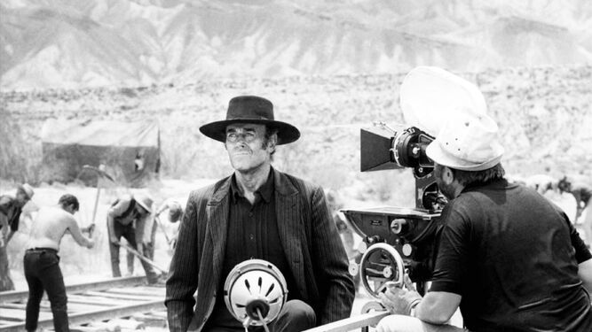 Henry Fonda en su primer papel de malo durante la filmación en el desierto de Tabernas.