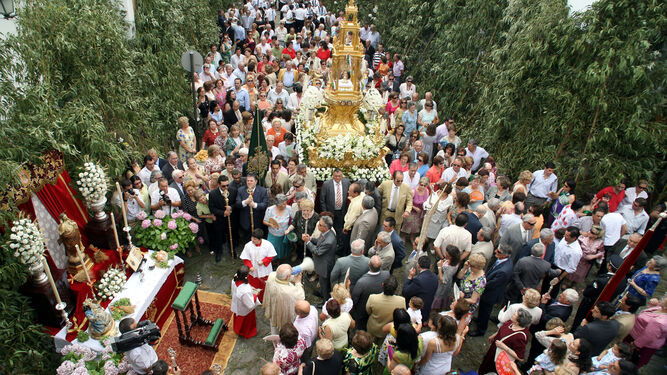 Momento de la procesión del Corpus en Hinojos en el que el paso llega a uno de los altares.