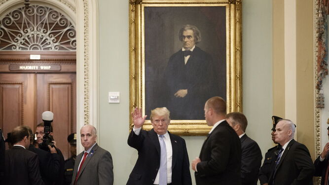 El presidente de EEUU, Donald Trump, acude a un almuerzo de los republicanos en el Capitolio.
