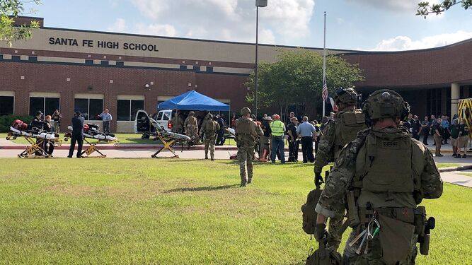 Miembros de las fuerzas de seguridad acuden al instituto Santa Fe tras el tiroteo.