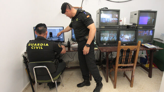 Dos efectivos del Instituto Armado controlan distintos puntos de la aldea con las cámaras de seguridad.
