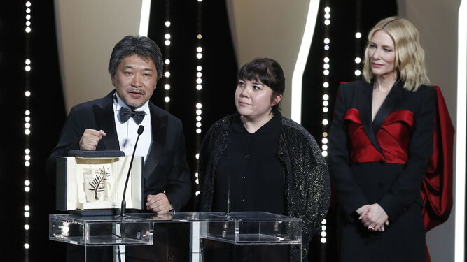 El director Hirokazu Kore-eda, con la Palma de Oro.
