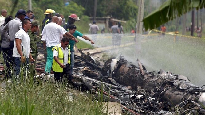 Los equipos de rescate trabajan entre los restos del avión siniestrado.