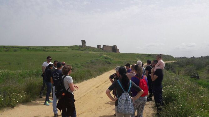 Visitantes en varias de las excursiones que se realizan cada semana en Escacena del Campo a los terrenos donde se ubica el yacimiento que estudia la Universidad de Huelva.