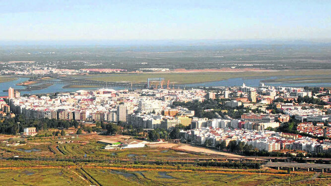 Vista general de la capital onubense desde el aire. Al fondo, Corrales, al otro lado de la ría del Odiel.