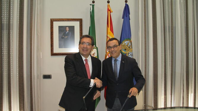 Los presidentes de la Fundación Cajasol y de la Diputación de Huelva, Antonio Pulido e Ignacio Caraballo.