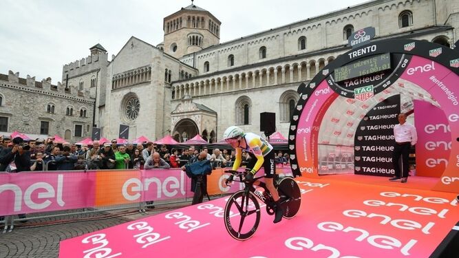 El ciclista de BMC Rohan Dennis, en la salida de la contrarreloj desde Trento, inicio de la decimosexta etapa.