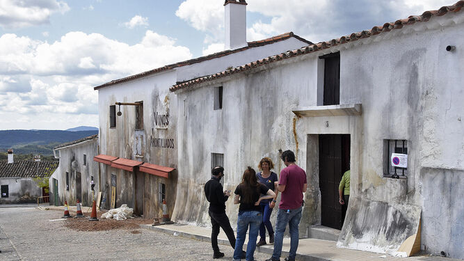 Personal de producción, en una de las calles de Higuera de la Sierra acondicionadas para el rodaje de la película La trinchera infinita.