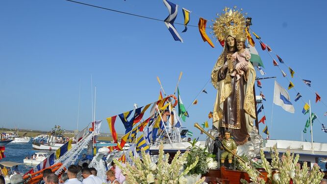 Imagen de la Virgen del Carmen durante la procesión por la localidad costera.