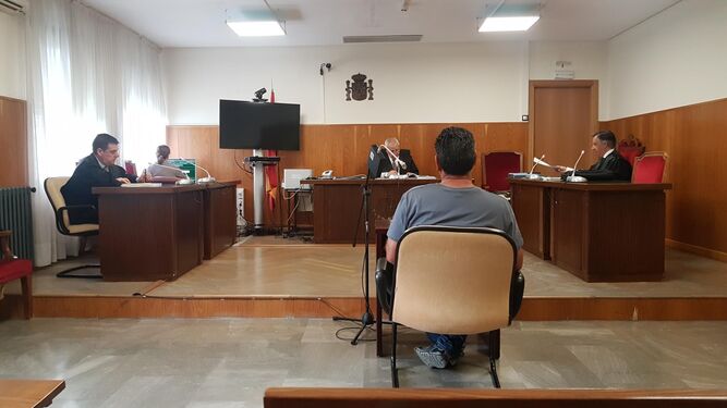 El acusado al inicio del juicio celebrado ayer en el Juzgado de lo Penal 2 de Huelva.