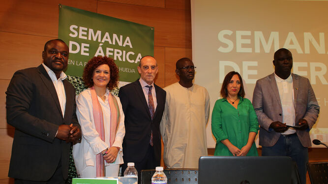 Marius Nsadap, María Eugenia Limón, Francisco Marín y Alicia Narciso con algunos de los participantes en la Semana de África.