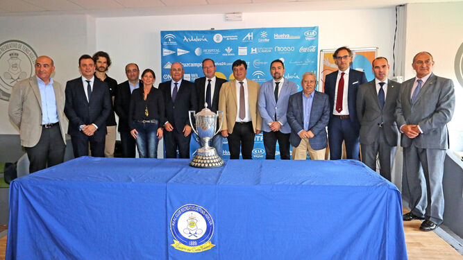 Autoridades, patrocinadores y miembros de la organización, durante la presentación oficial de la Copa del Rey de Tenis, ayer en las instalaciones del club onubense.