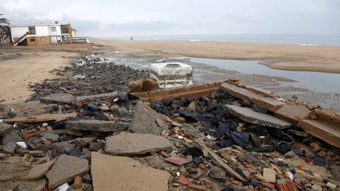 En algunos puntos de la playa de La Antilla todavía no se han recogido ni los escombros que dejó el paso del temporal.